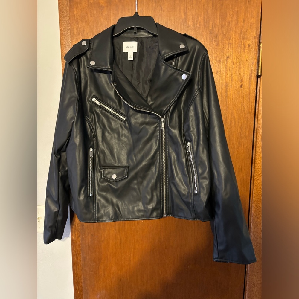NWT NINE WEST SIZE 1X NEW CONDITION BLACK FAUX LEATHER TOTAL BIKER VIBE JACKET